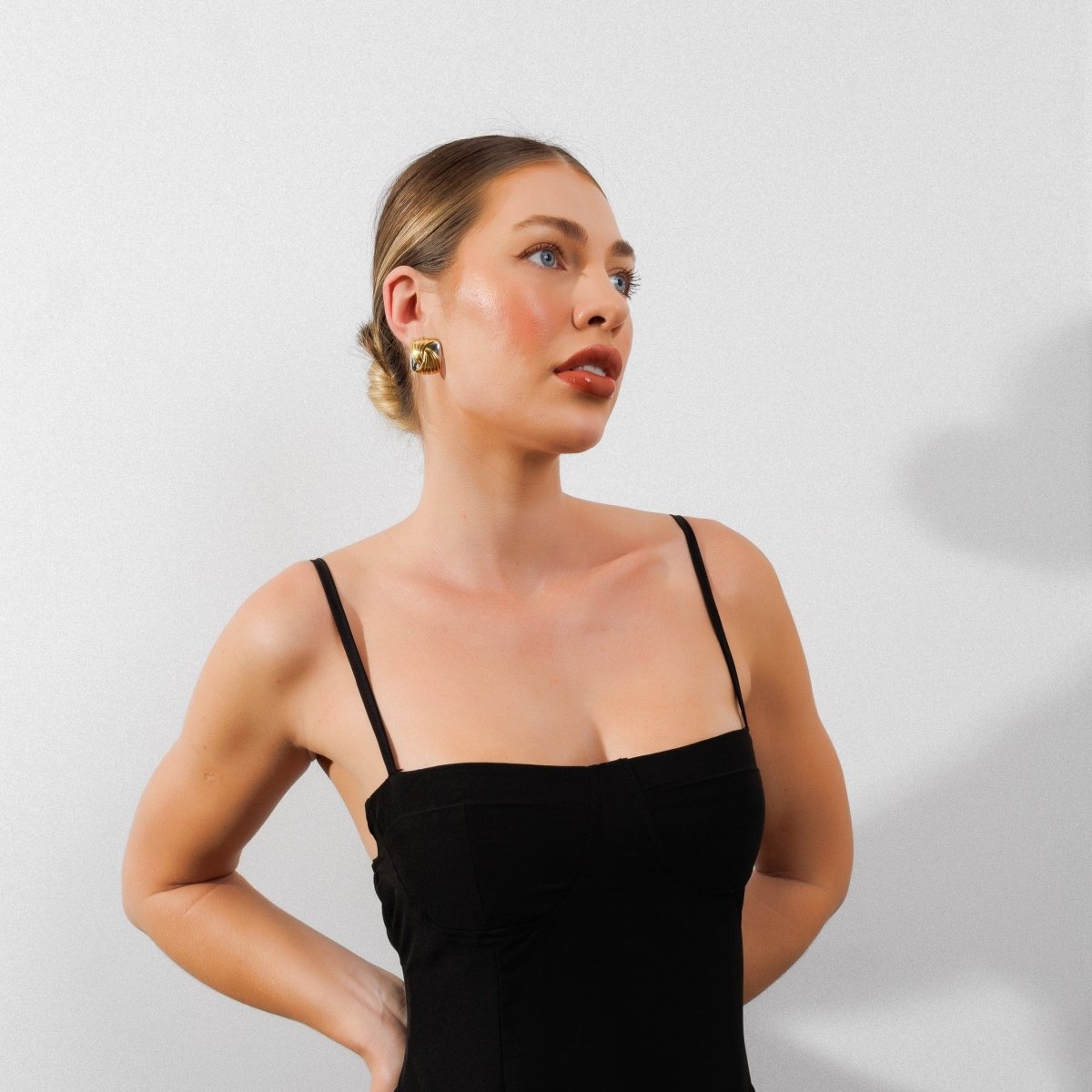 Pendientes cuadrados en espiral con baño combinado de oro y plata