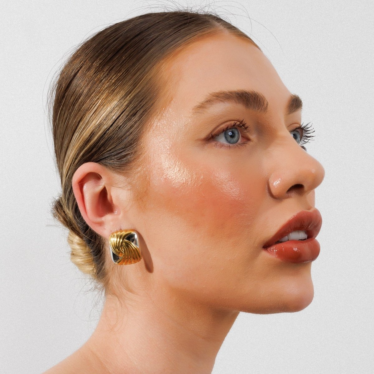 Pendientes cuadrados en espiral con baño combinado de oro y plata