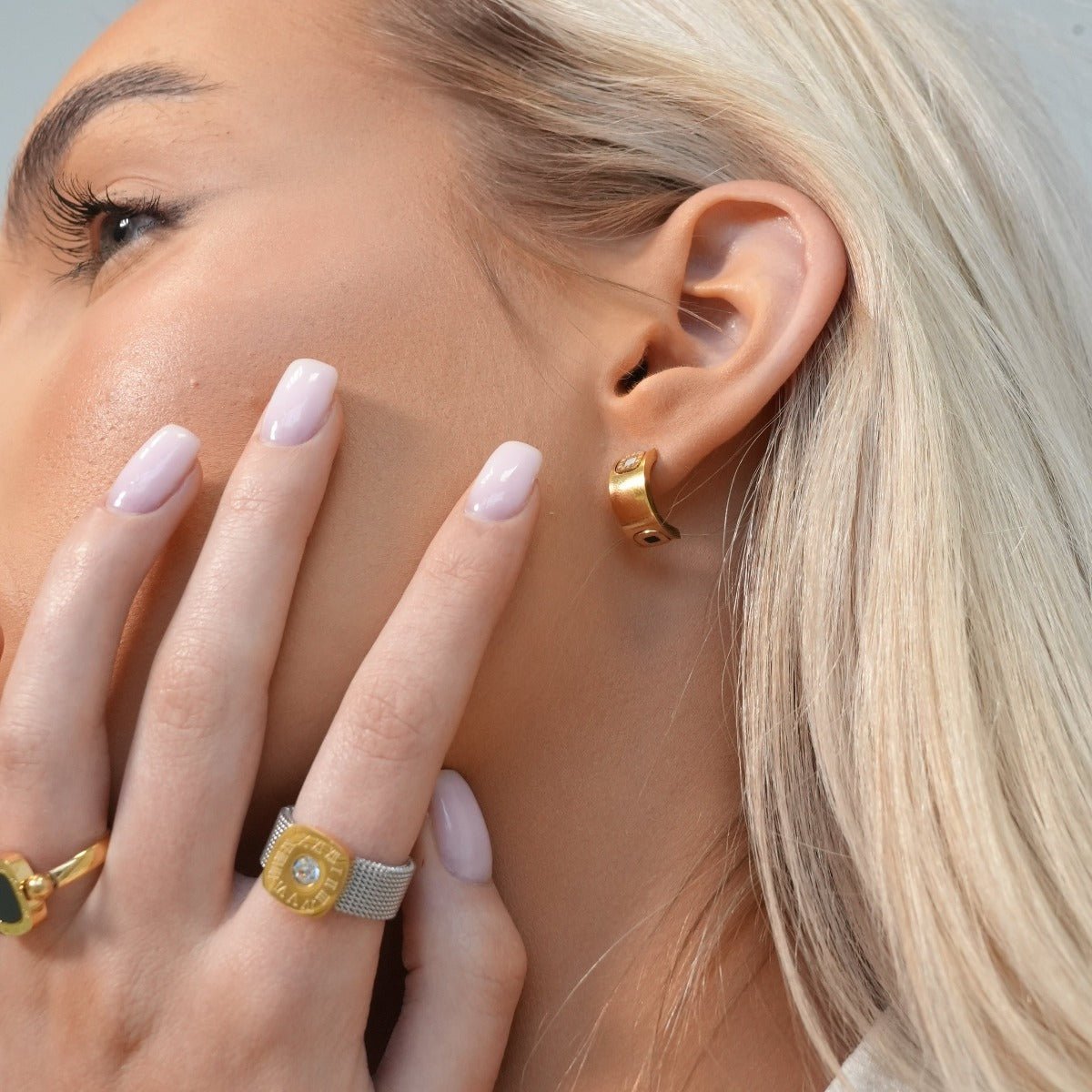 Pendientes con dije cuadrado bañados en oro de 18 quilates