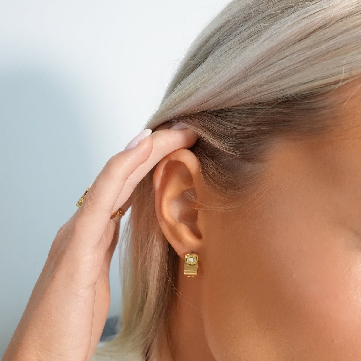 Pendientes con dije cuadrado bañados en oro de 18 quilates