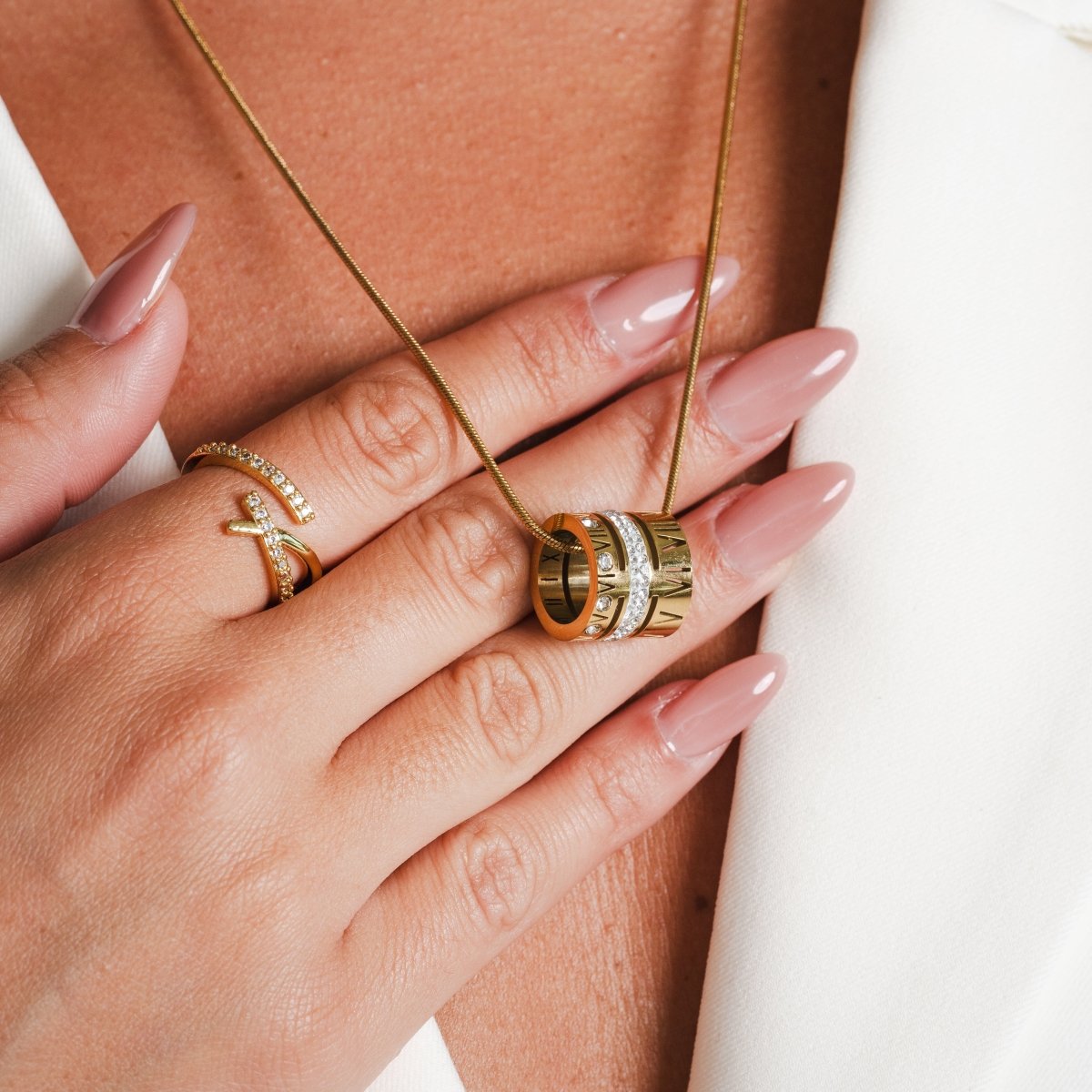 Collar de triple aro con números romanos, chapado en oro de 18 quilates