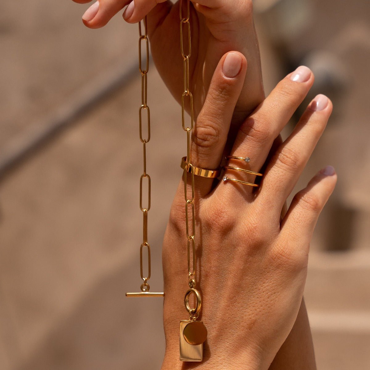 Collar con colgante geométrico liso, baño de oro de 18K.