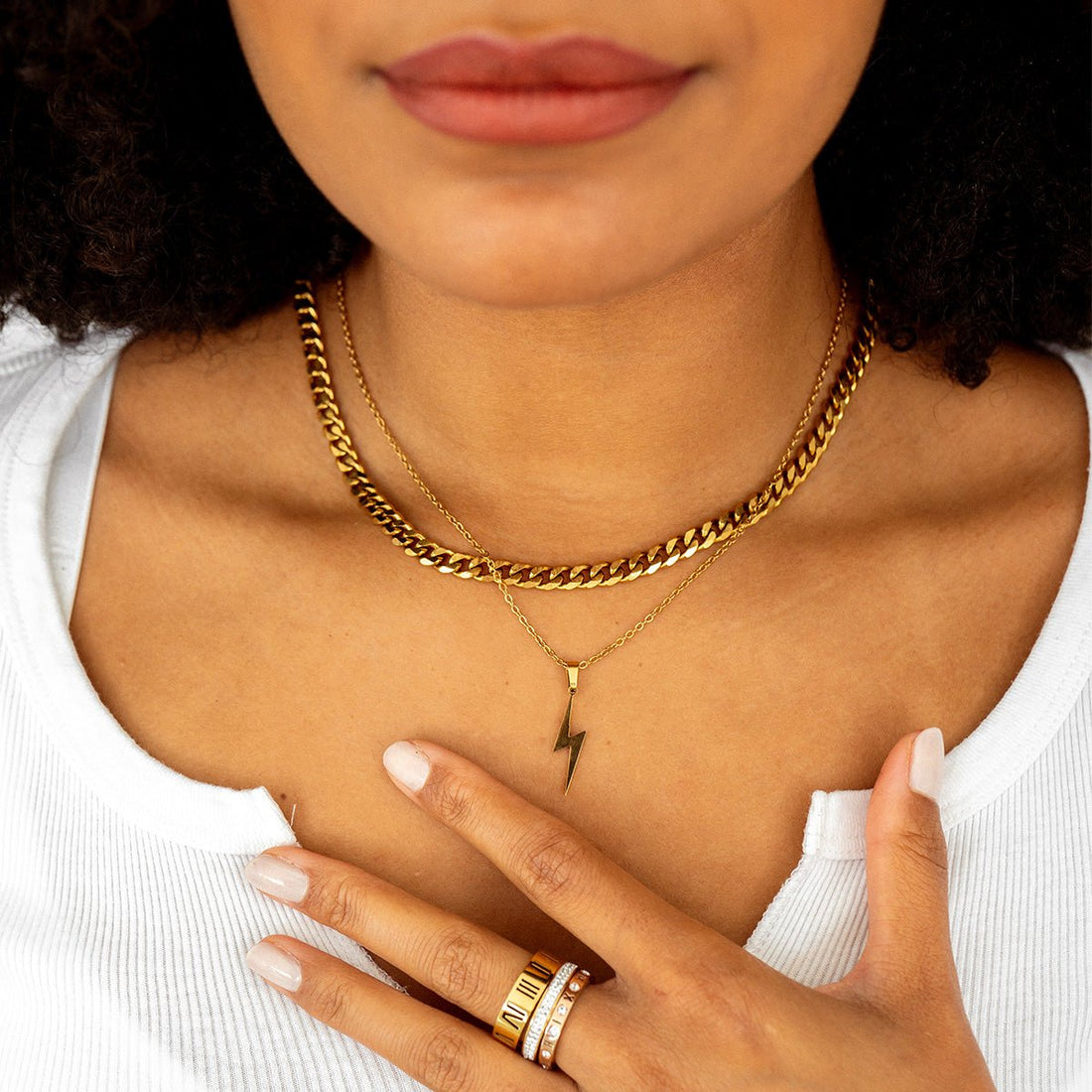 Collar de energía con colgante de rayo, chapado en oro de 18 quilates