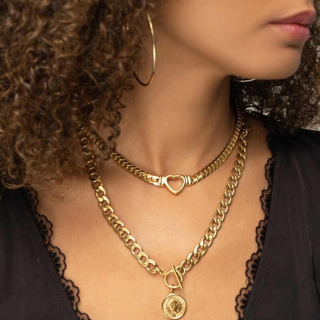 Gargantilla minimalista de corazón bañada en oro de 18 quilates