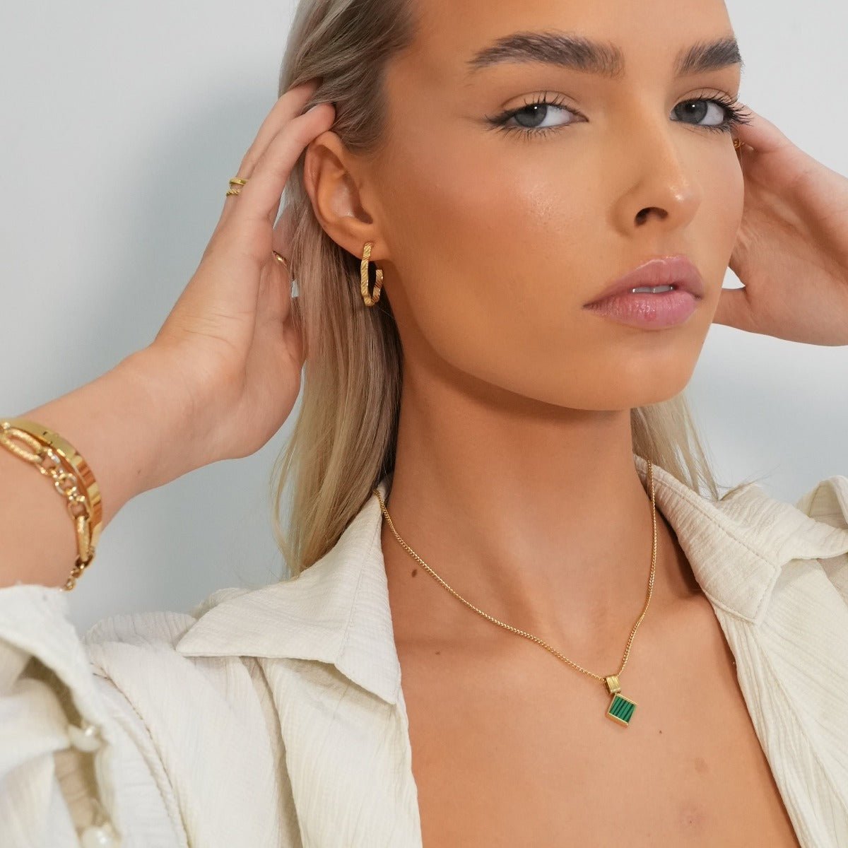 Collar minimalista geométrico bañado en oro de 18 quilates