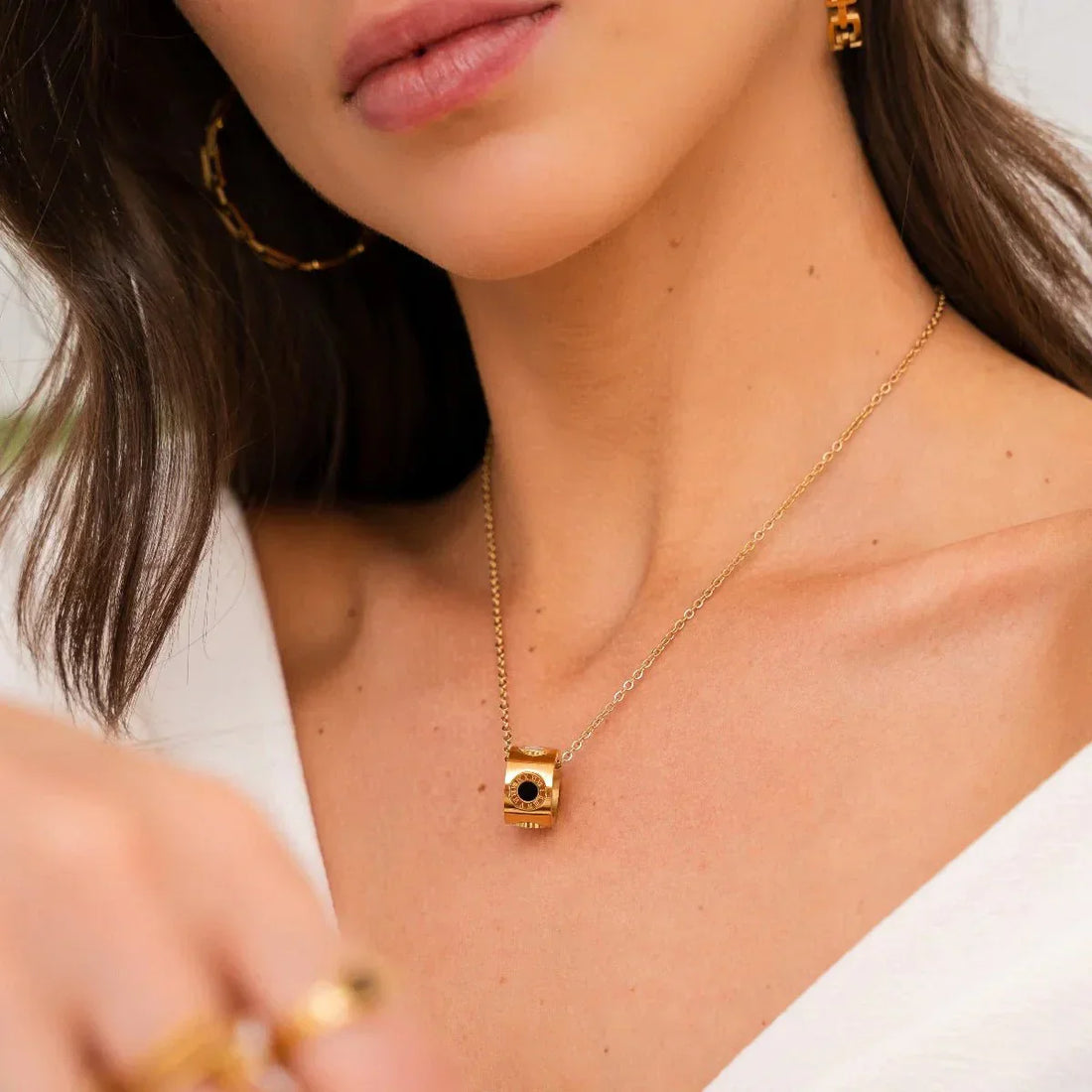 Collar giratorio con números romanos, chapado en oro de 18 quilates