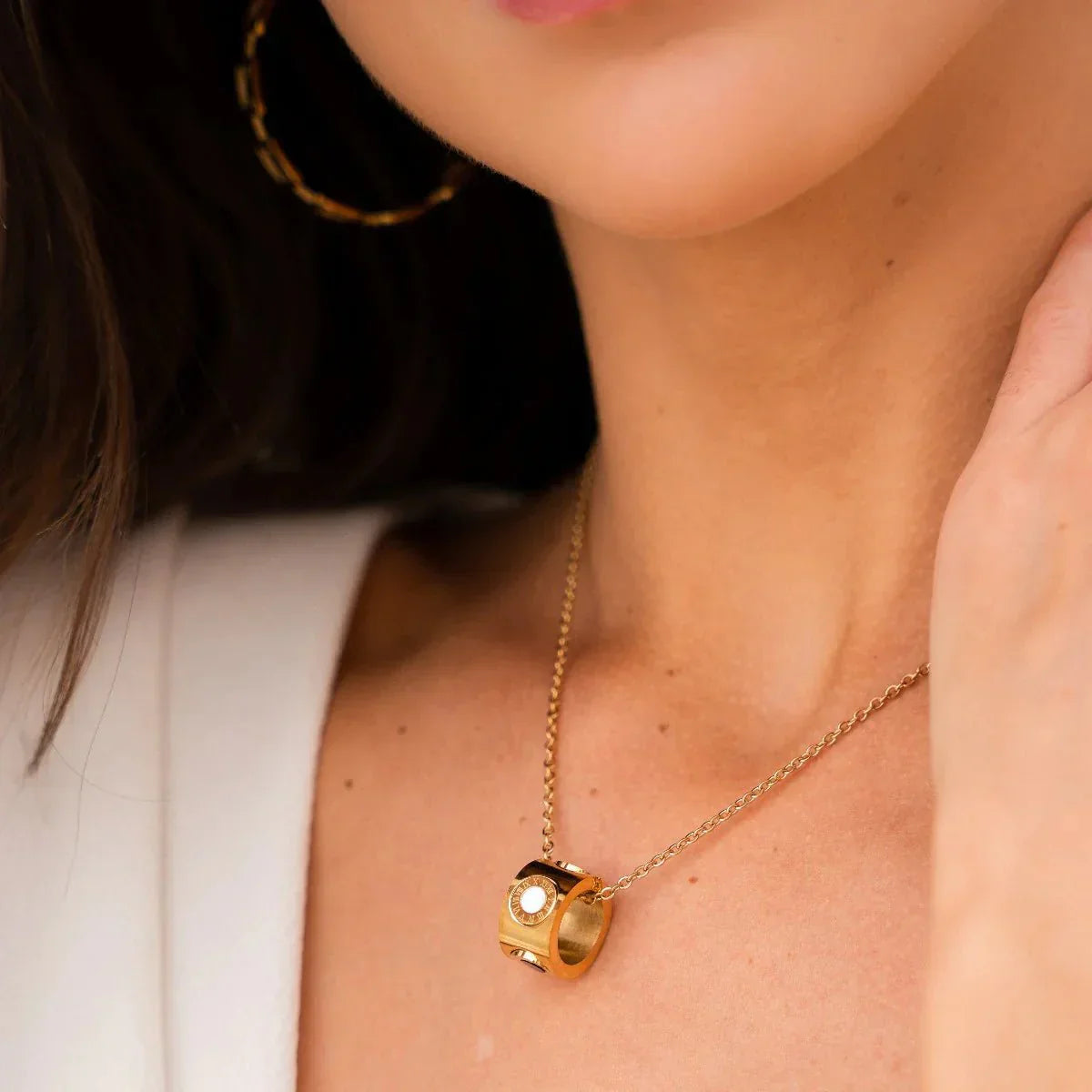 Collar giratorio con números romanos, chapado en oro de 18 quilates