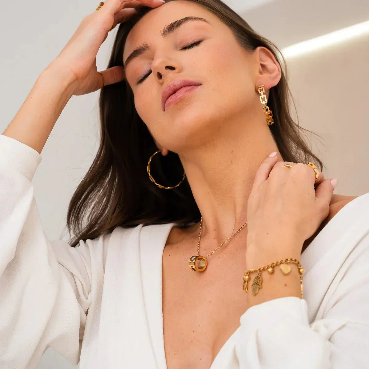 Collar giratorio con números romanos, chapado en oro de 18 quilates