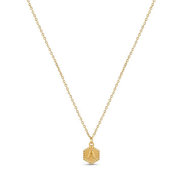Collar con letra inicial hexagonal bañado en oro de 18 quilates