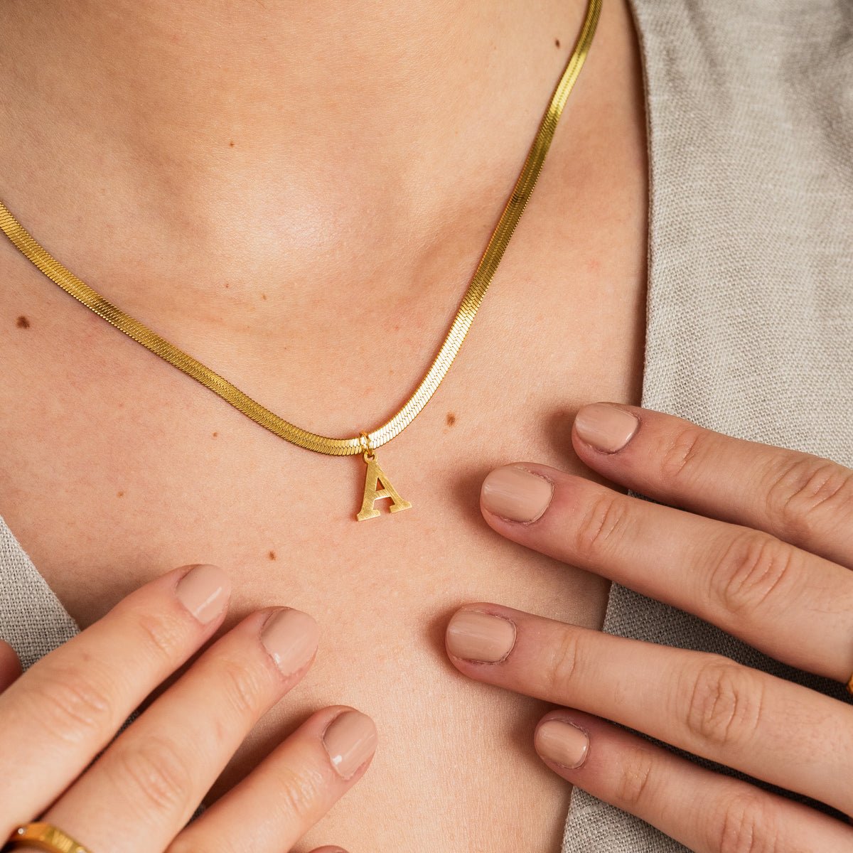 Collar con letra inicial, diseño de malla, chapado en oro de 18 quilates