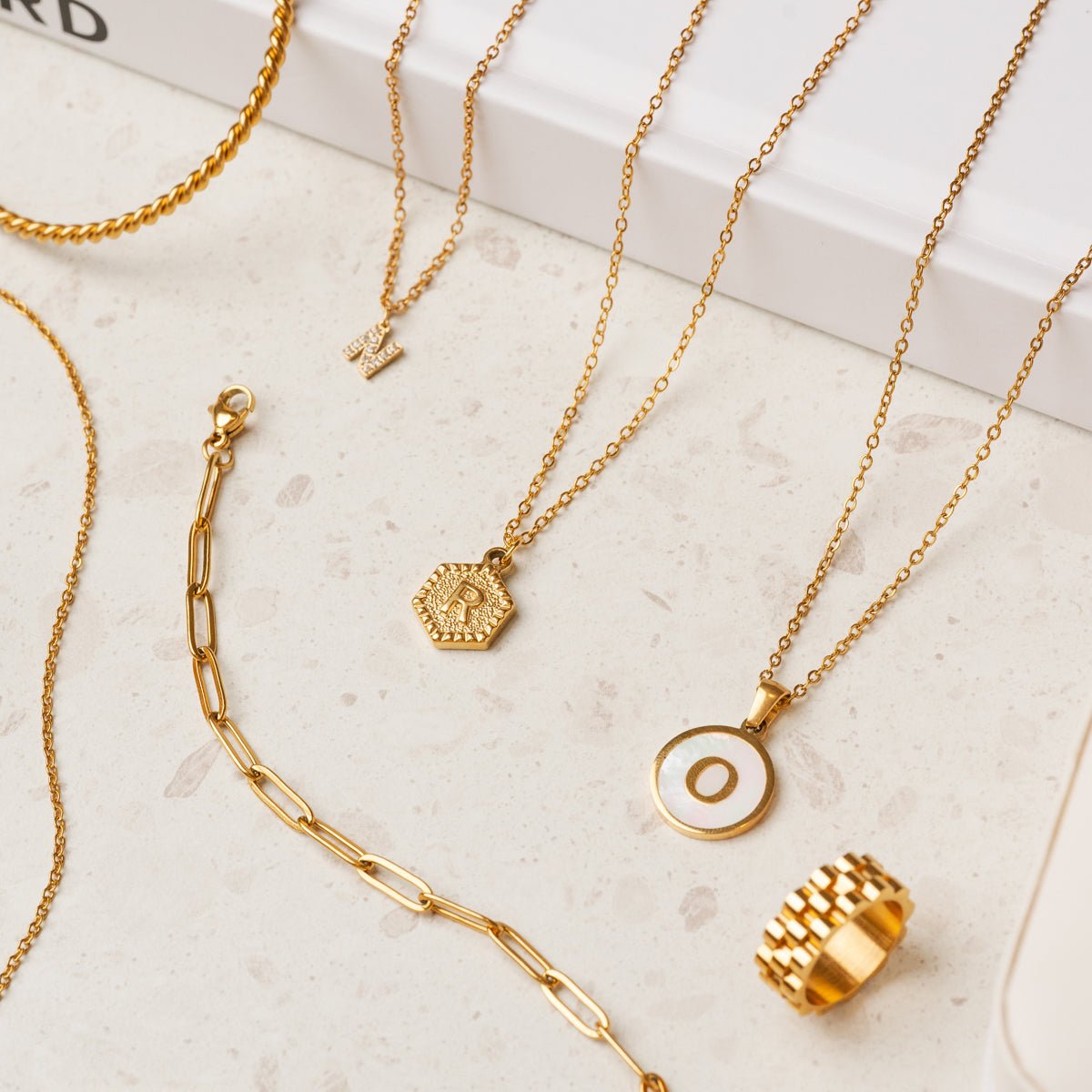 Collar con Letra Inicial en Mármol, Baño de Oro de 18 K