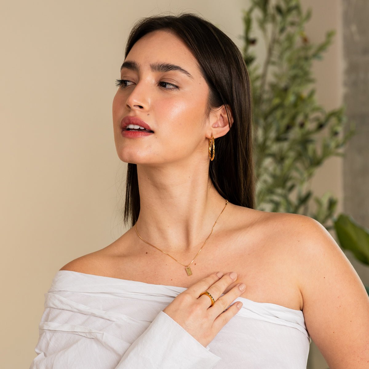 Collar minimalista con inicial bañado en oro de 18 quilates