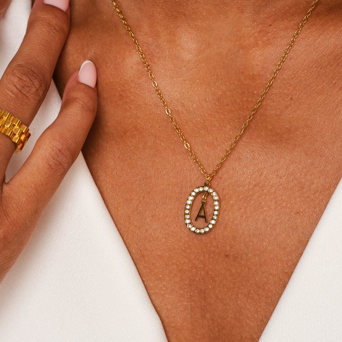 Collar con letra inicial Prism bañado en oro de 18 quilates