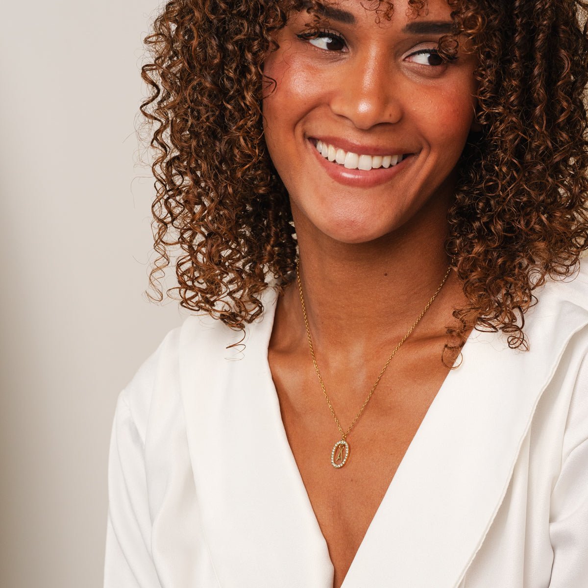 Collar con letra inicial Prism bañado en oro de 18 quilates