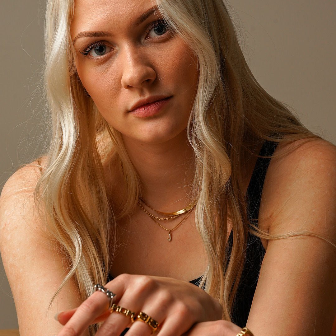 Collar con inicial y circonita cúbica, chapado en oro de 18 quilates.