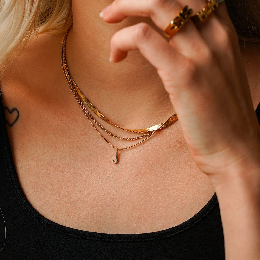 Collar con inicial y circonita cúbica, chapado en oro de 18 quilates.