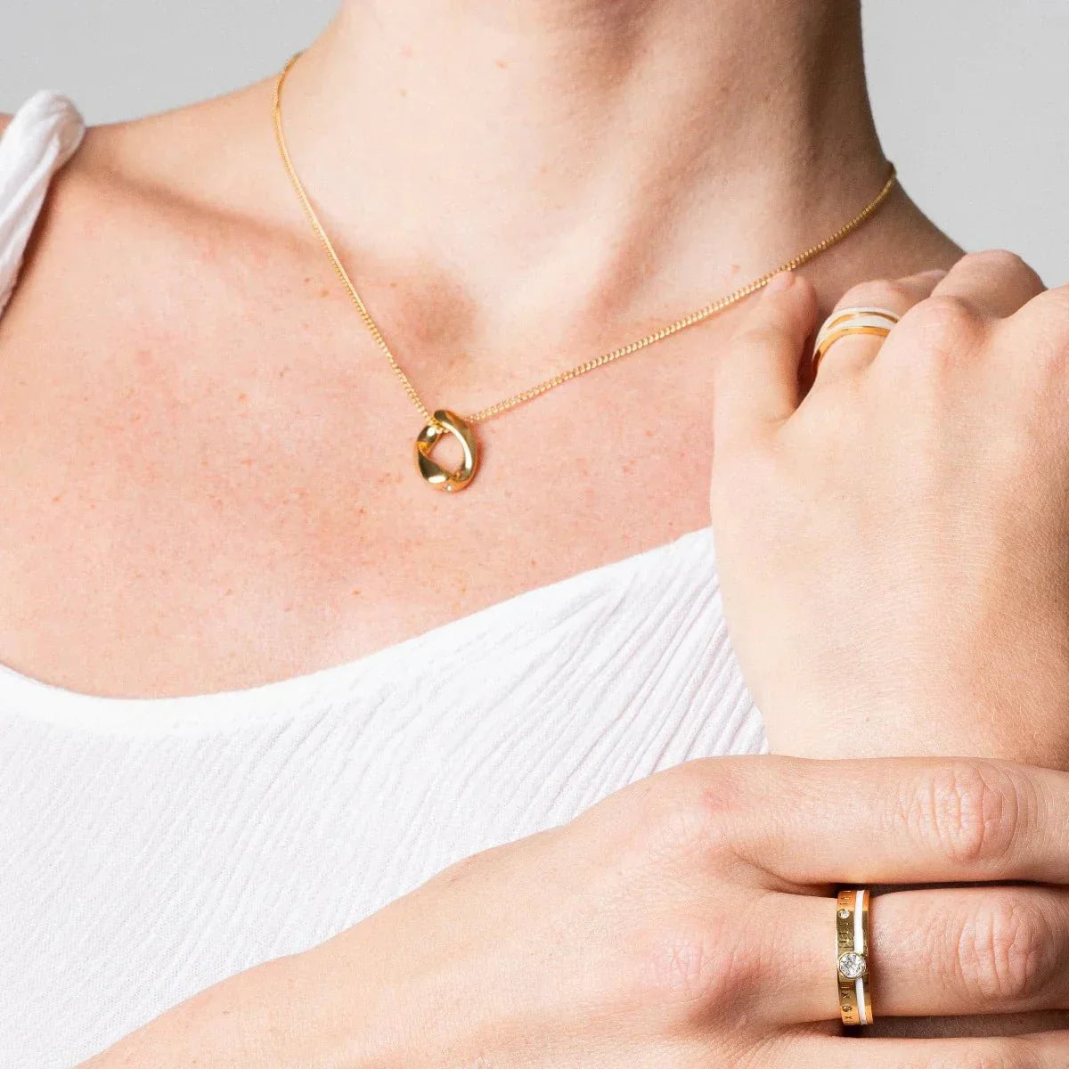 Collar con colgante de eslabones chapado en oro de 18 quilates