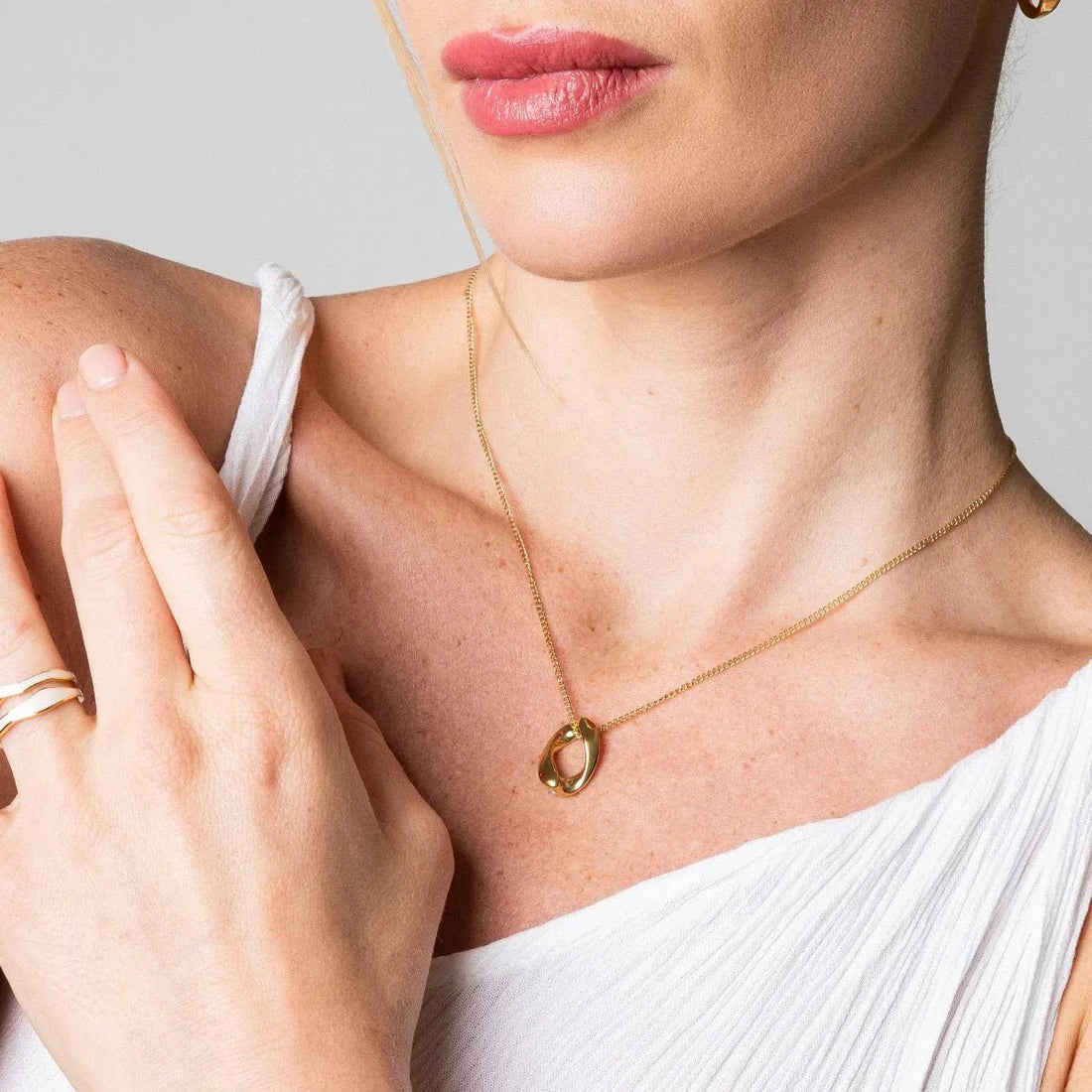 Collar con colgante de eslabones chapado en oro de 18 quilates