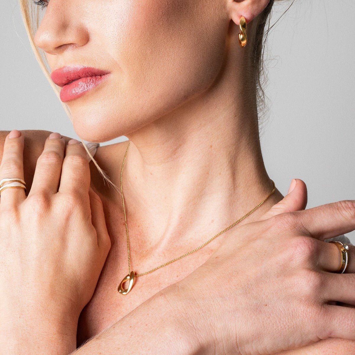 Collar con colgante de eslabones chapado en oro de 18 quilates