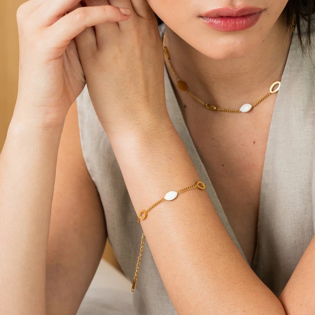 Collar con colgante ovalado de angélica, chapado en oro de 18 quilates