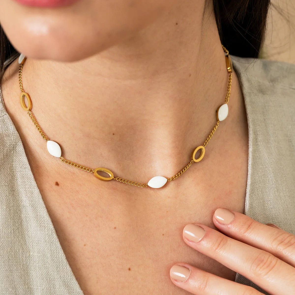 Collar con colgante ovalado de angélica, chapado en oro de 18 quilates