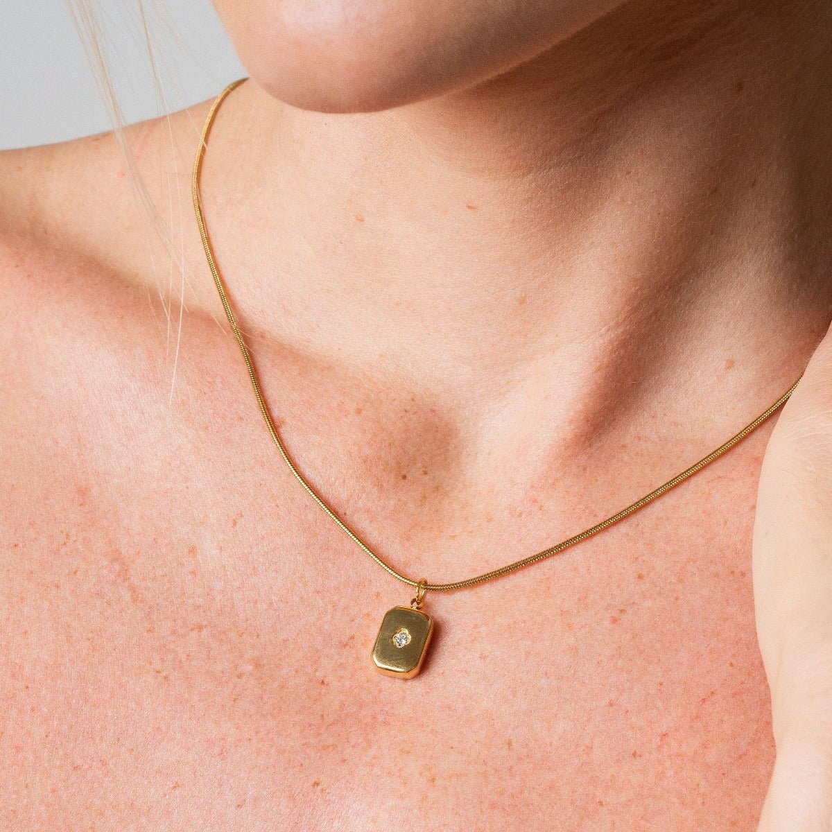 Collar Shine con colgante bañado en oro de 18 quilates