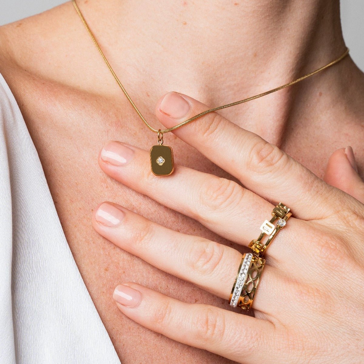 Collar Shine con colgante bañado en oro de 18 quilates