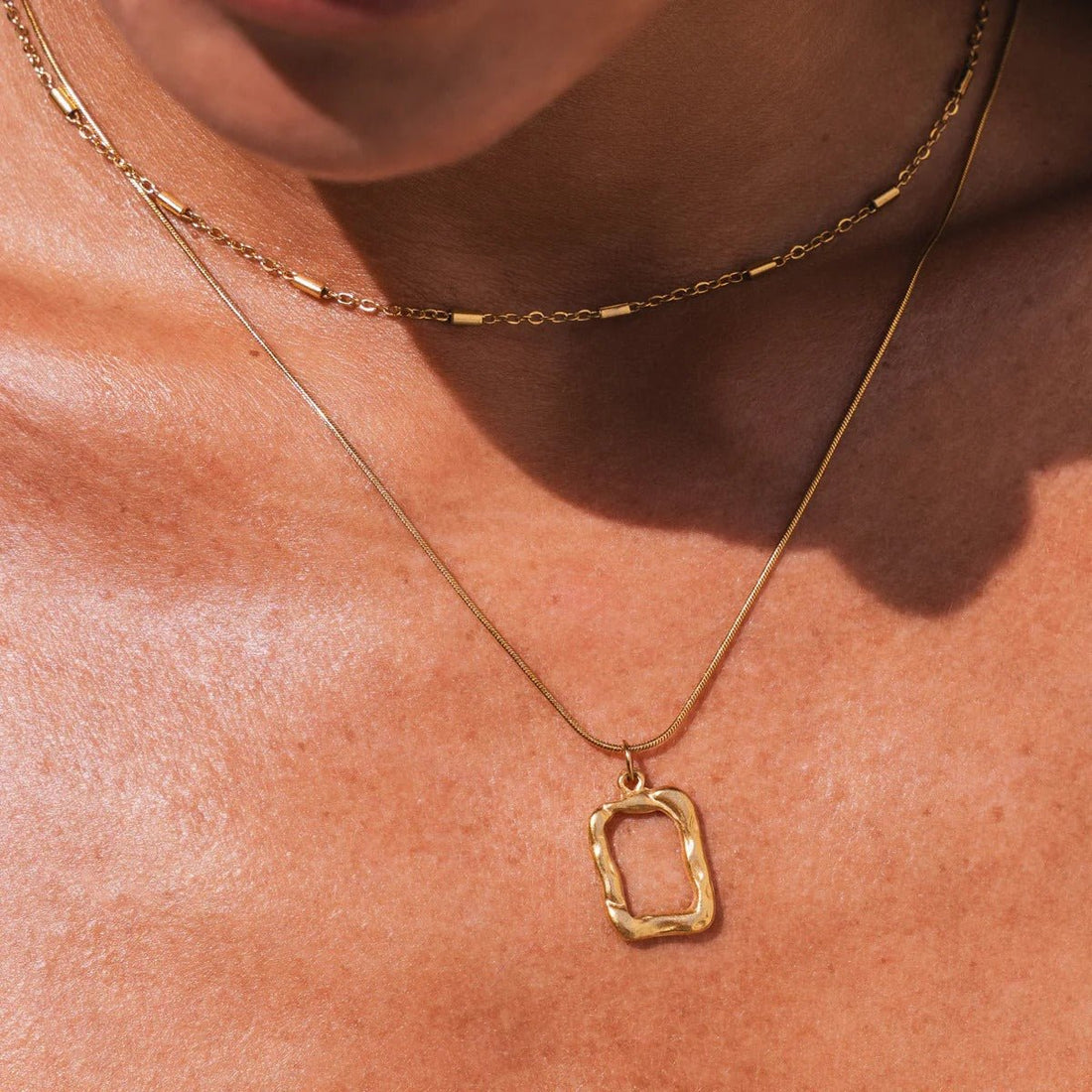 Mezcla de collares con colgante abstracto, baño de oro de 18 quilates