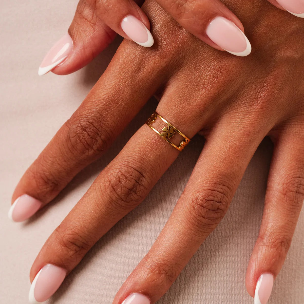 Anillo de trébol ajustable, diseño hueco, chapado en oro de 18 quilates