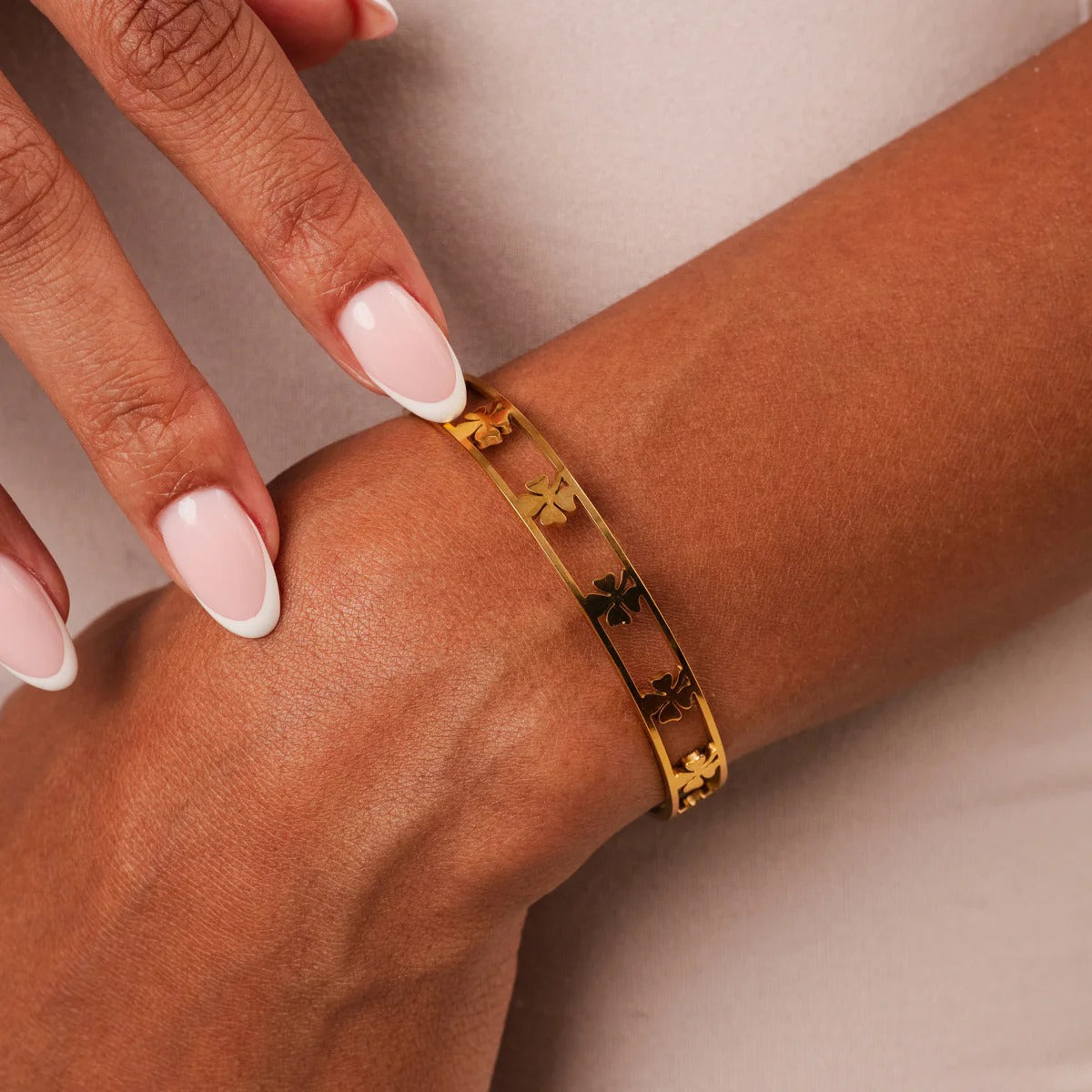 Pulsera de trébol calado bañada en oro de 18 quilates