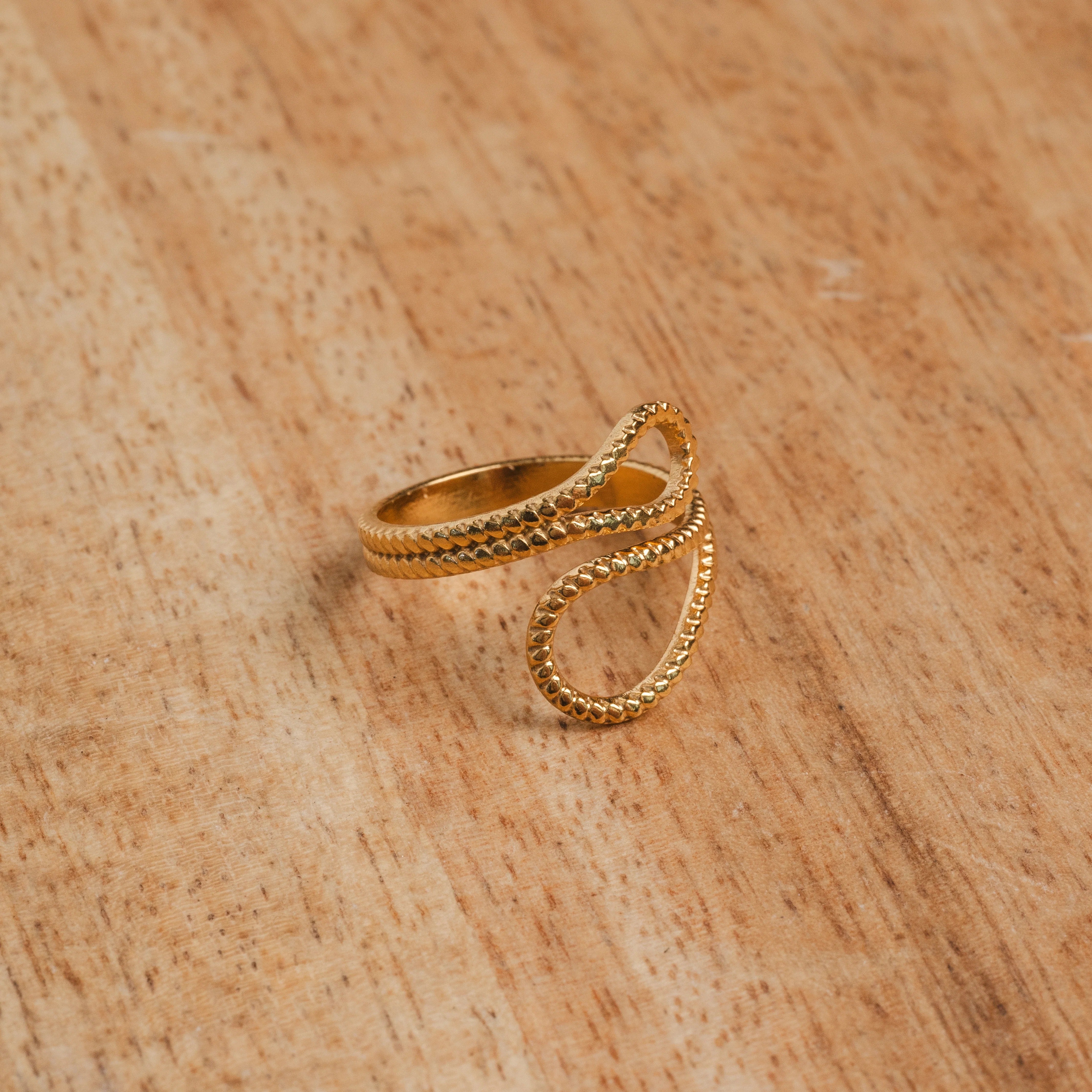 Anillo ajustable Ava Abstract bañado en oro de 18 quilates